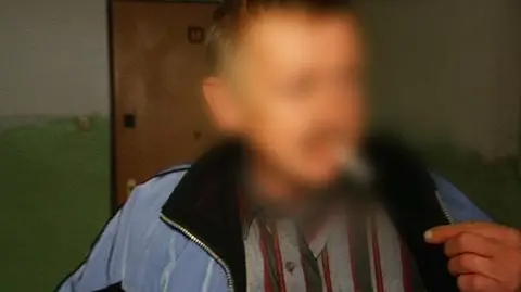 Gania, wyzywa i załatwia się... na wycieraczkę