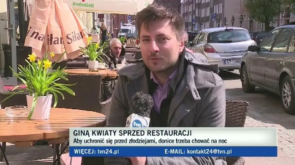 Giną kwiaty sprzed restauracji 