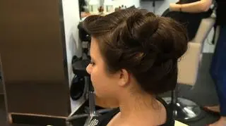 Gorączka w salonach fryzjerskich. "Fale, loki, warkocze"