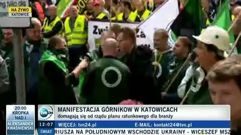 Górnicy idą ulicami Katowic 