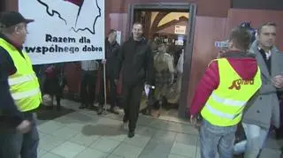 Górnicy po zakończonym strajku wychodzą z kopalni
