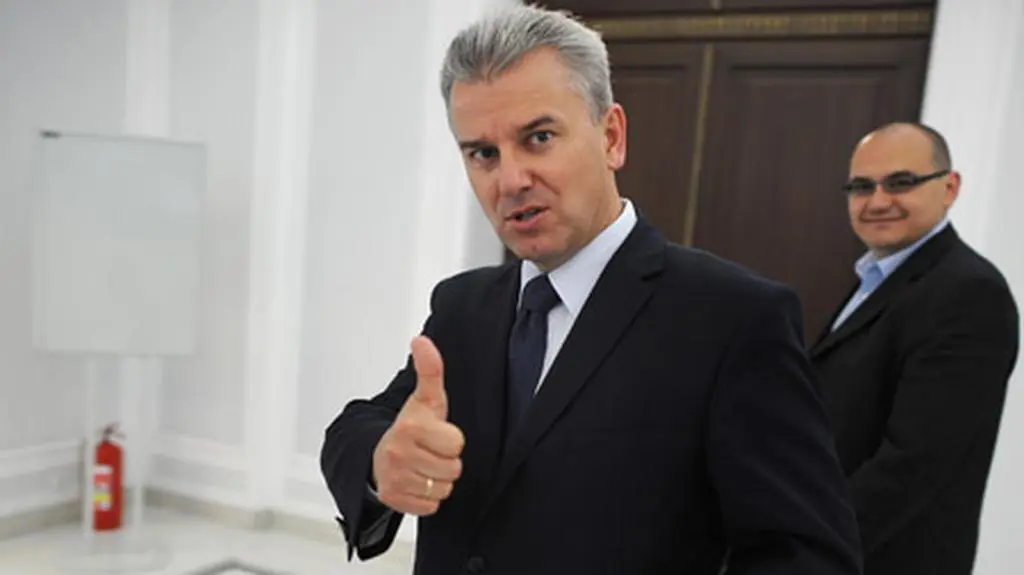 Grabarczyk "stanie z pokorą" (TVN24)