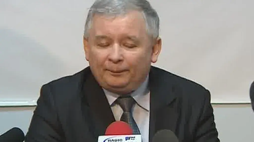 "Gronkiewicz-Waltz sie zabawia, zamiast pracować"