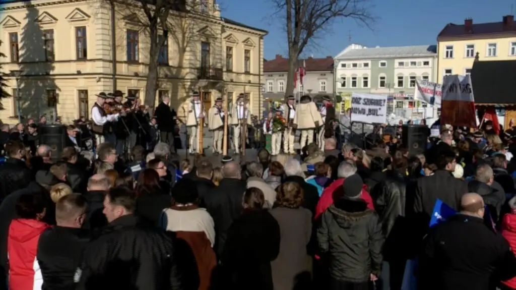 Gwizdy i okrzyki na wiecu prezydenta