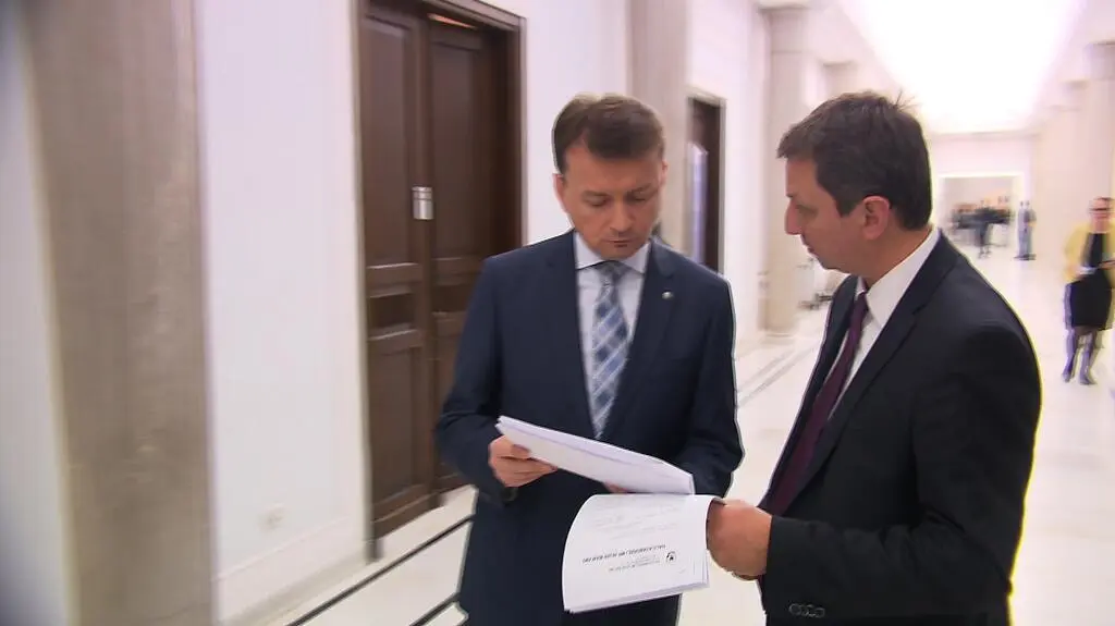 Halicki daje Błaszczakowi bilety. "Proszę analizować diety i obecność swoich posłów"