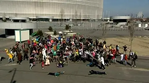Harlem Shake przed wrocławskim stadionem