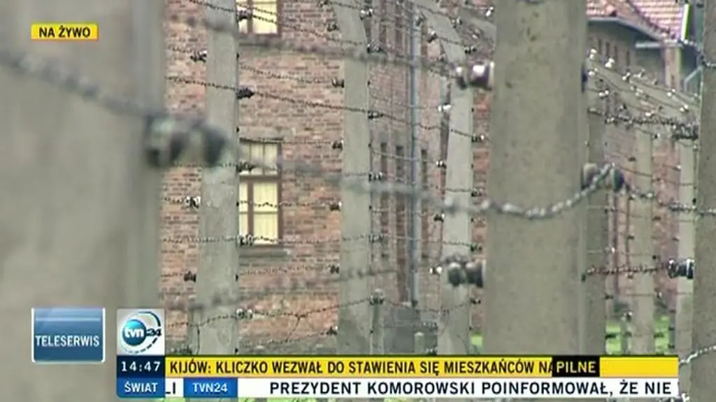 "Heil Hitler" pod bramą obozu