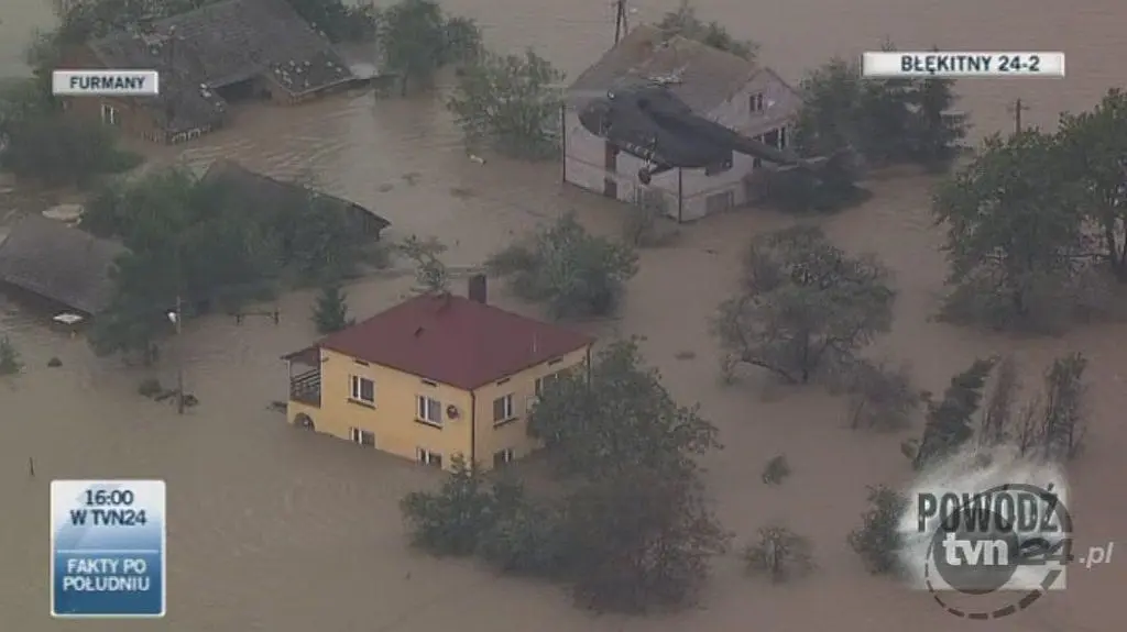 Helikopter ratuje mieszkańców