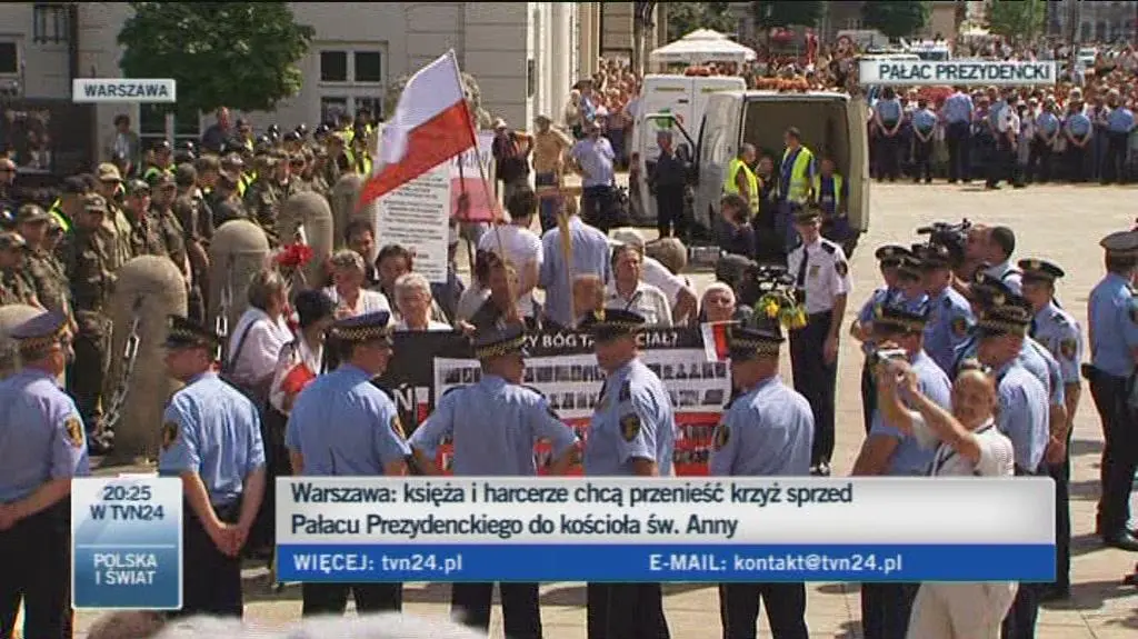 Hołownia: "obrońcy" splugawili krzyż