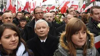 Hymn Polski na początku marszu PiS "w obronie demokracji i wolności mediów"