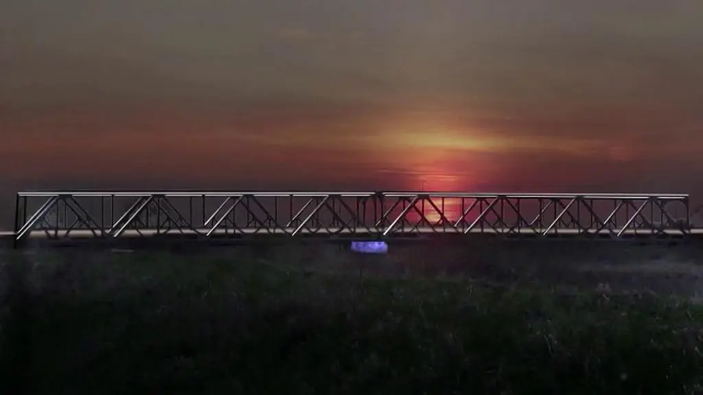 Iluminacja mostu Piłsudskiego w Koninie - widok z boku