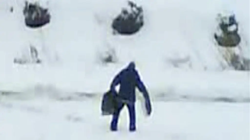 Inne ujęcie wędkarza na krze