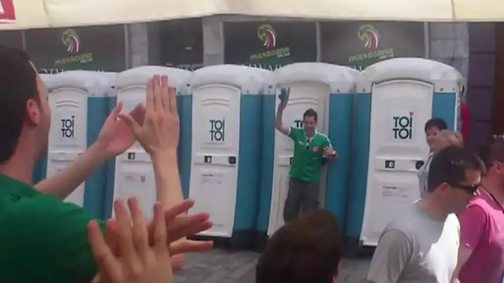 Irlandczyk utknął w toalecie