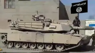 Islamiści przy zdobytym M1 Abrams