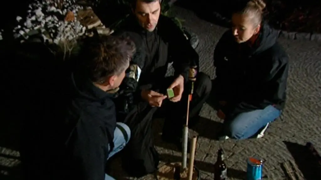 Jak bezpiecznie odpalić petardę?