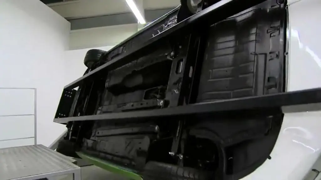 Jak zachowywać się podczas dachowania auta?