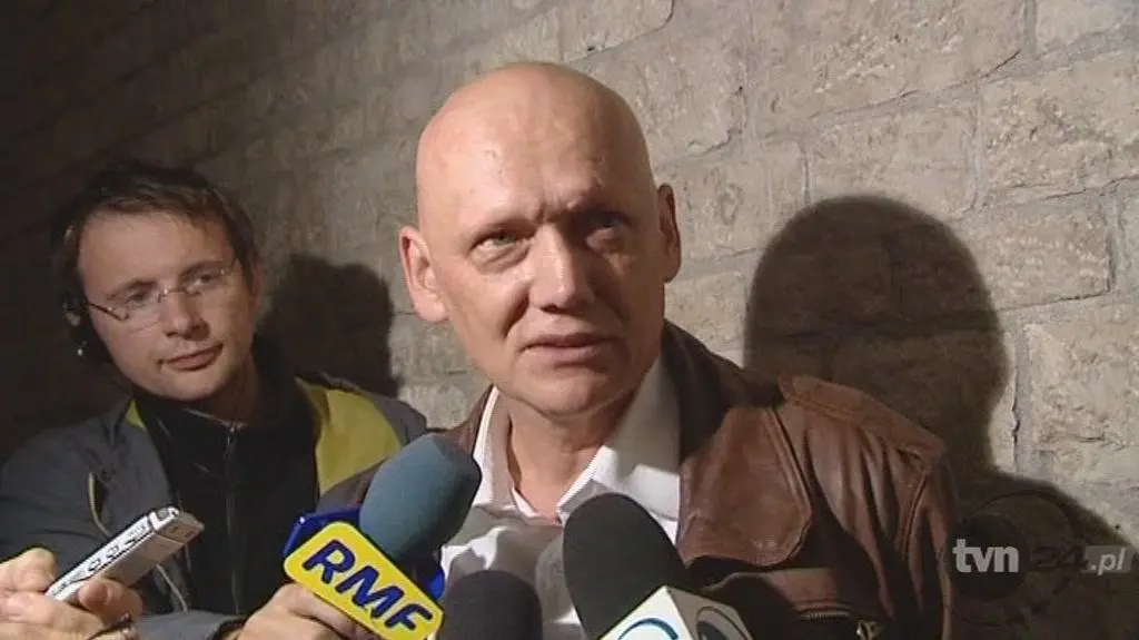 Jan Siuta wykonawca tablicy (TVN24)