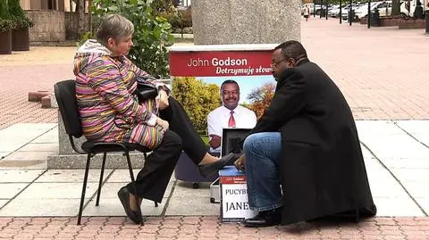 Janek "Pucybut" Godson czyści buty i zapowiada, że będzie służył wyborcom