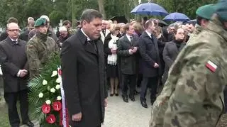Janusz Piechociński przy grobie Edwarda Wojtasa