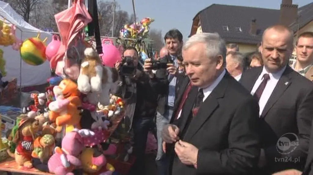 Jarosław Kaczyński kupuje maskotki