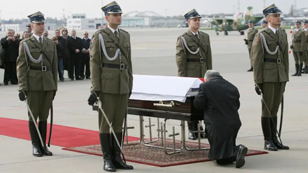 Jarosław Kaczyński nad trumną brata
