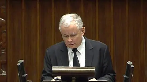 Jarosław Kaczyński odtwarza przemówienie Glińskiego z tabletu
