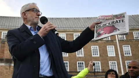 Jeremy Corbyn pokazał na konferencji prasowej gazetę ze zdjęciem chłopca na szpitalnej podłodze