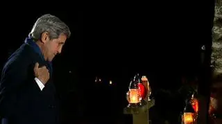John Kerry przy grobie Tadeusza Mazowieckiego w podwarszawskich Laskach