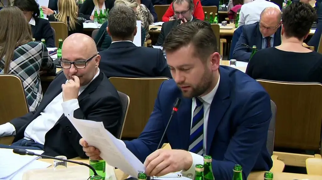 Kamil Bortniczuk odczytuje proponowaną preambułę ustawy