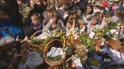 Kard. Dziwisz święci pokarmy (TVN24)