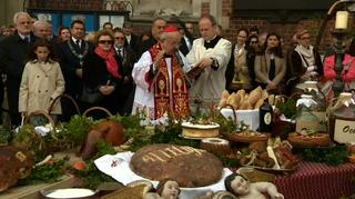 Kard. Dziwisz święcił pokarmy na krakowskim rynku