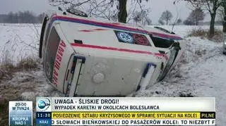 Karetka z pacjentką wylądowała w rowie