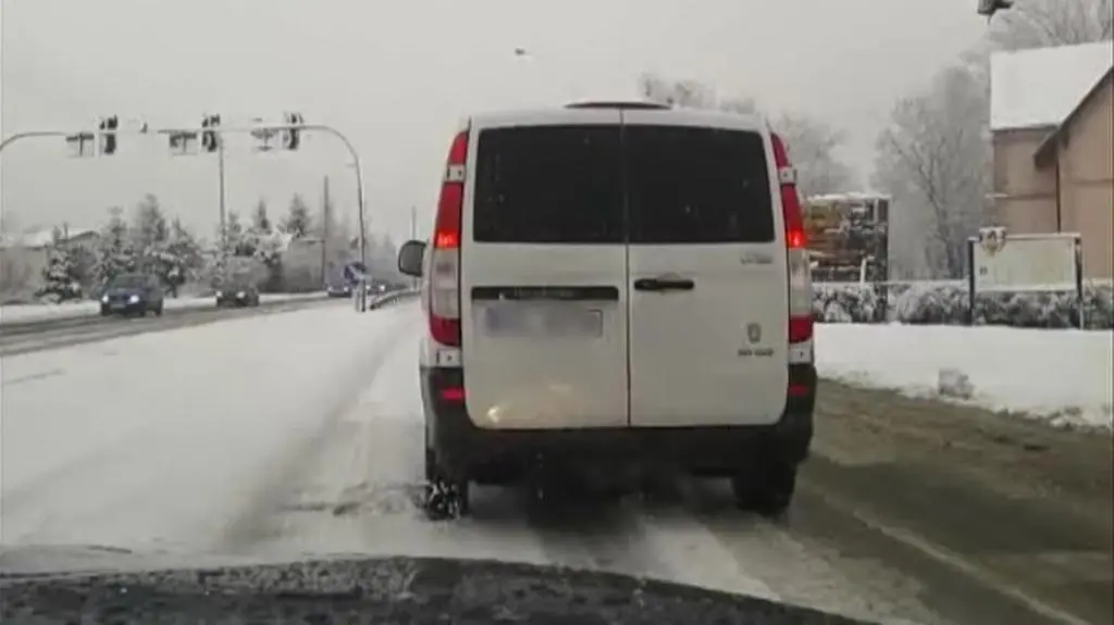 Kierowca busa miał problem z ruszeniem z miejsca