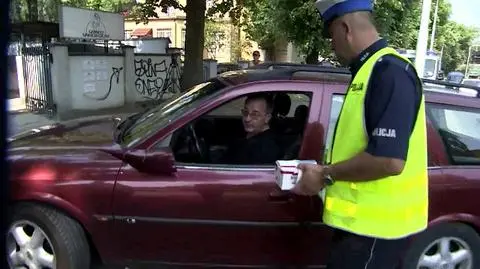 Kierowcy byli zaskoczeni prezentem od policjantów