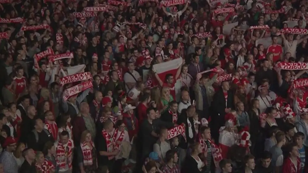 Kilkanaście tysięcy gardeł śpiewa hymn przed Spodkiem