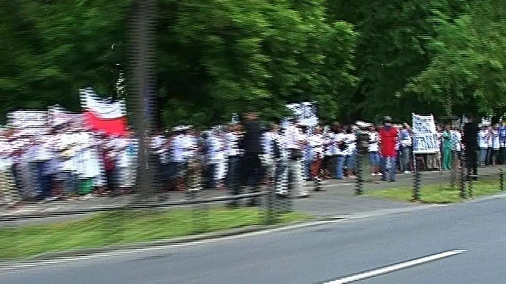 Kilkaset metrów liczy szpaler pielęgniarek ustawionych wzdłuż Al. Ujazdowskich w Warszawie