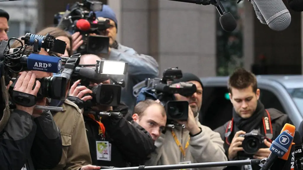 Kilkuset niewyspanych dziennikarzy, litry kawy. Medialny szczyt w Brukseli