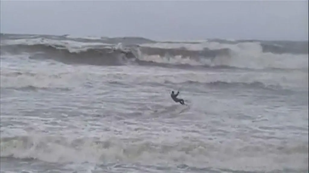 Kitesurfer i 10 stopni w skali Beauforta/Autor: Leszek Kucira