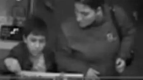 Kobiety odwróciły uwagę, dziecko zabrało sztabkę złota