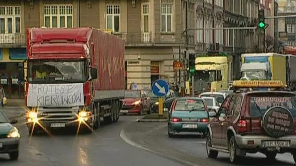 Kolumna tirów wolno przejechała przez centrum Przemyśla
