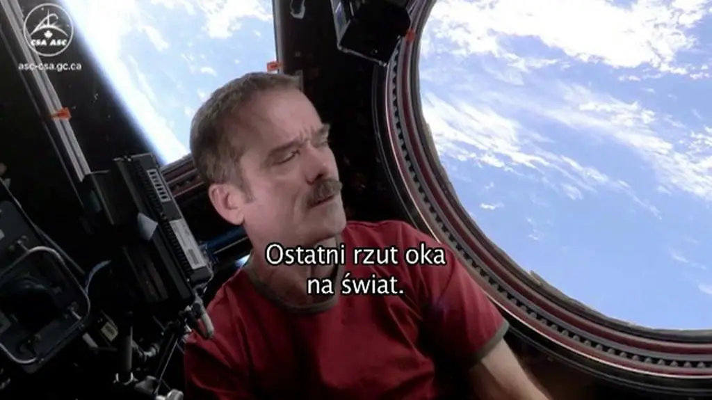 Komandor Hadfield zagrał i zaśpiewał Davida Bowie