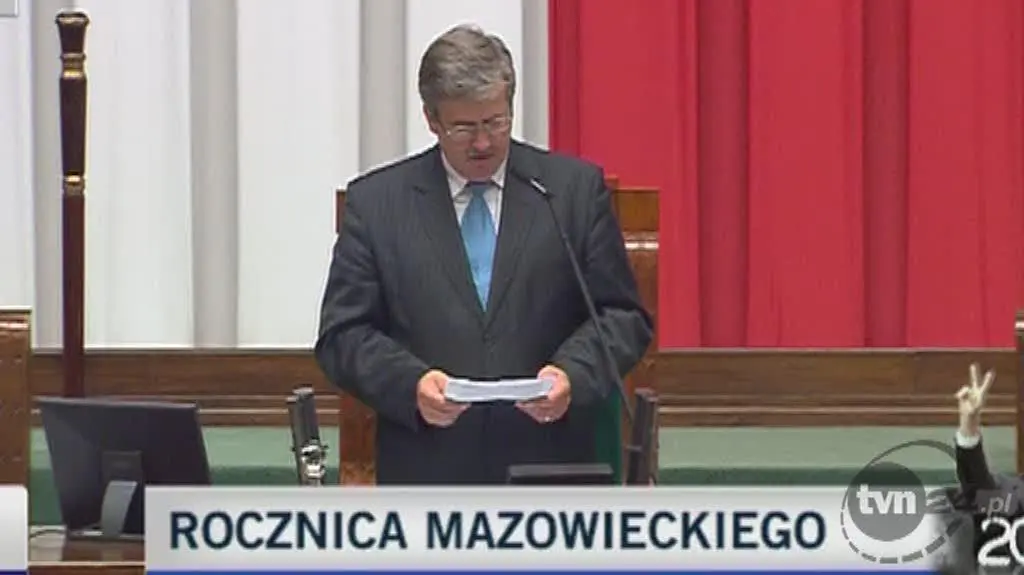 Komorowski odczytuje treść uchwały/TVN24