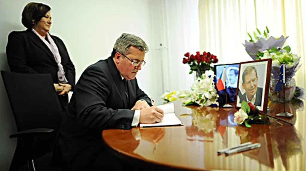 Komorowski w Pekinie żegna Havla