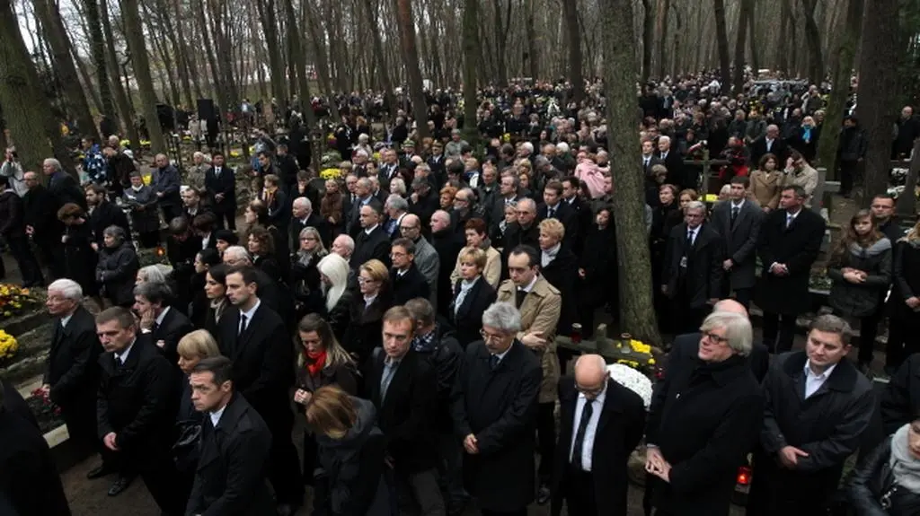 Kondukt żałobny zmierza na cmentarz