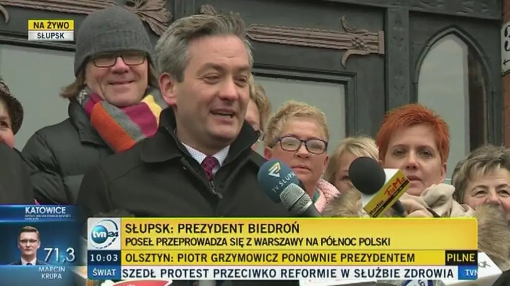 Konferencja Roberta Biedronia na schodach słupskiego ratusza