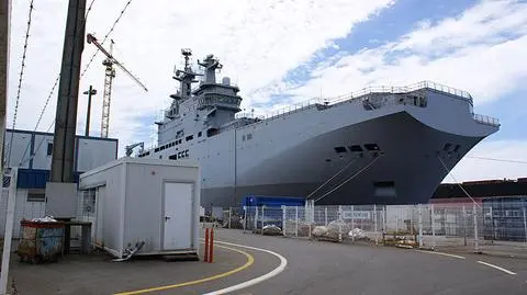 Kontrakt "zawieszony", ale Mistral wyszedł w morze. Z rosyjską załogą