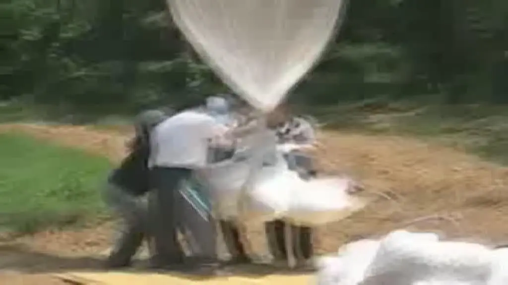 Koreańczycy uprawiają propagandę za pomocą balonów (youtube.com)