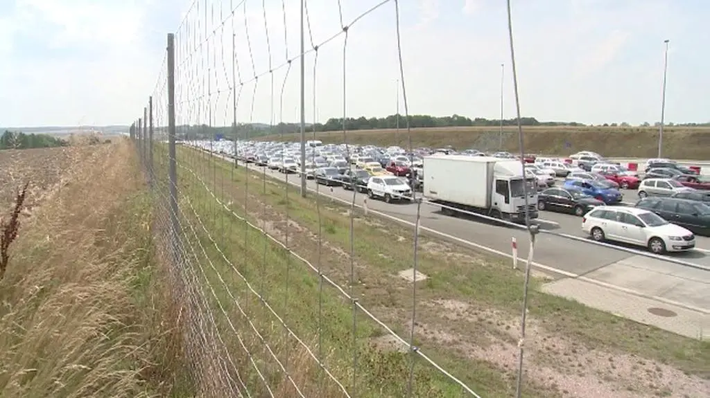 Korek przed bramkami na A1