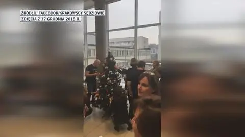 Krakowscy sędziowie dekorują choinkę bombkami z napisem "Konstytucja" 17 grudnia 2018 r.