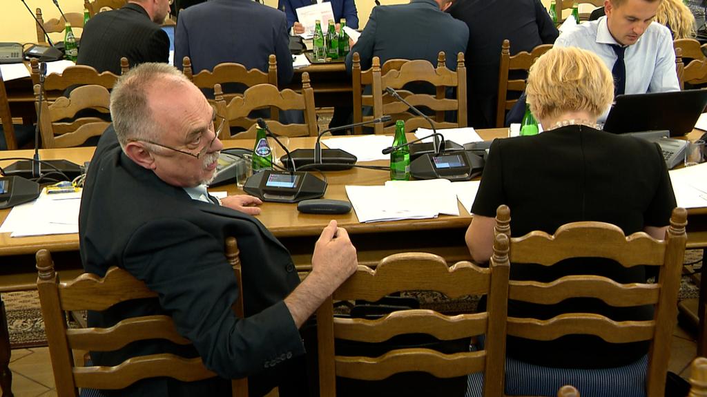 "Kropiwnicki! Chcesz po łbie? Łysym..."